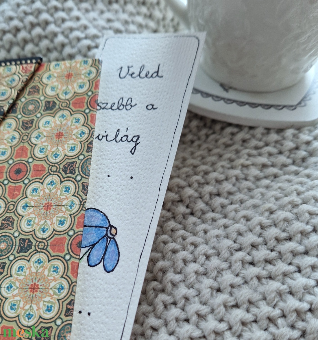 Akvarell könyvjelző - Veled szebb a világ felirattal, kis kék virággal - könyv & zene - könyvjelző - Meska.hu