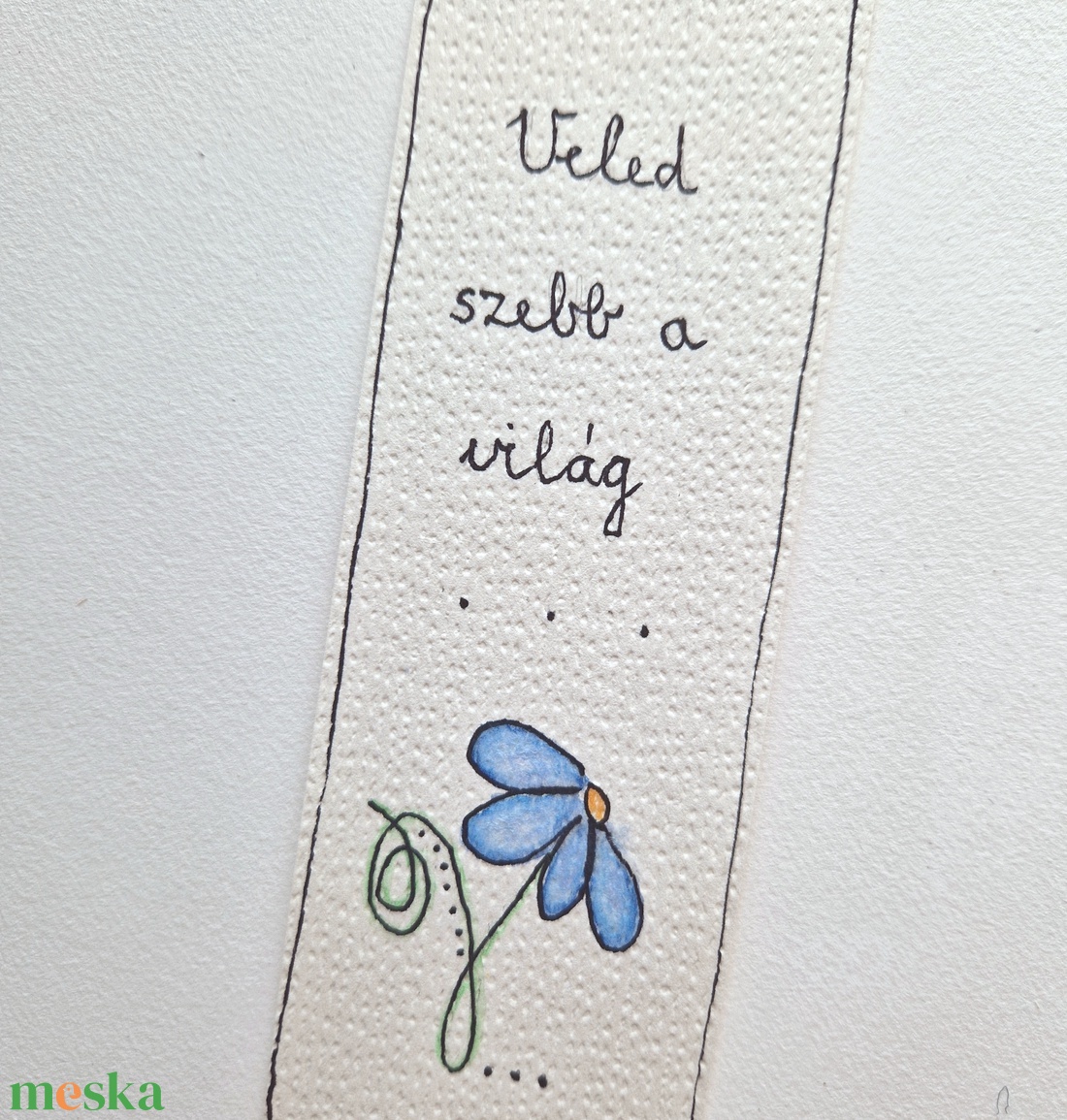 Akvarell könyvjelző - Veled szebb a világ felirattal, kis kék virággal - könyv & zene - könyvjelző - Meska.hu