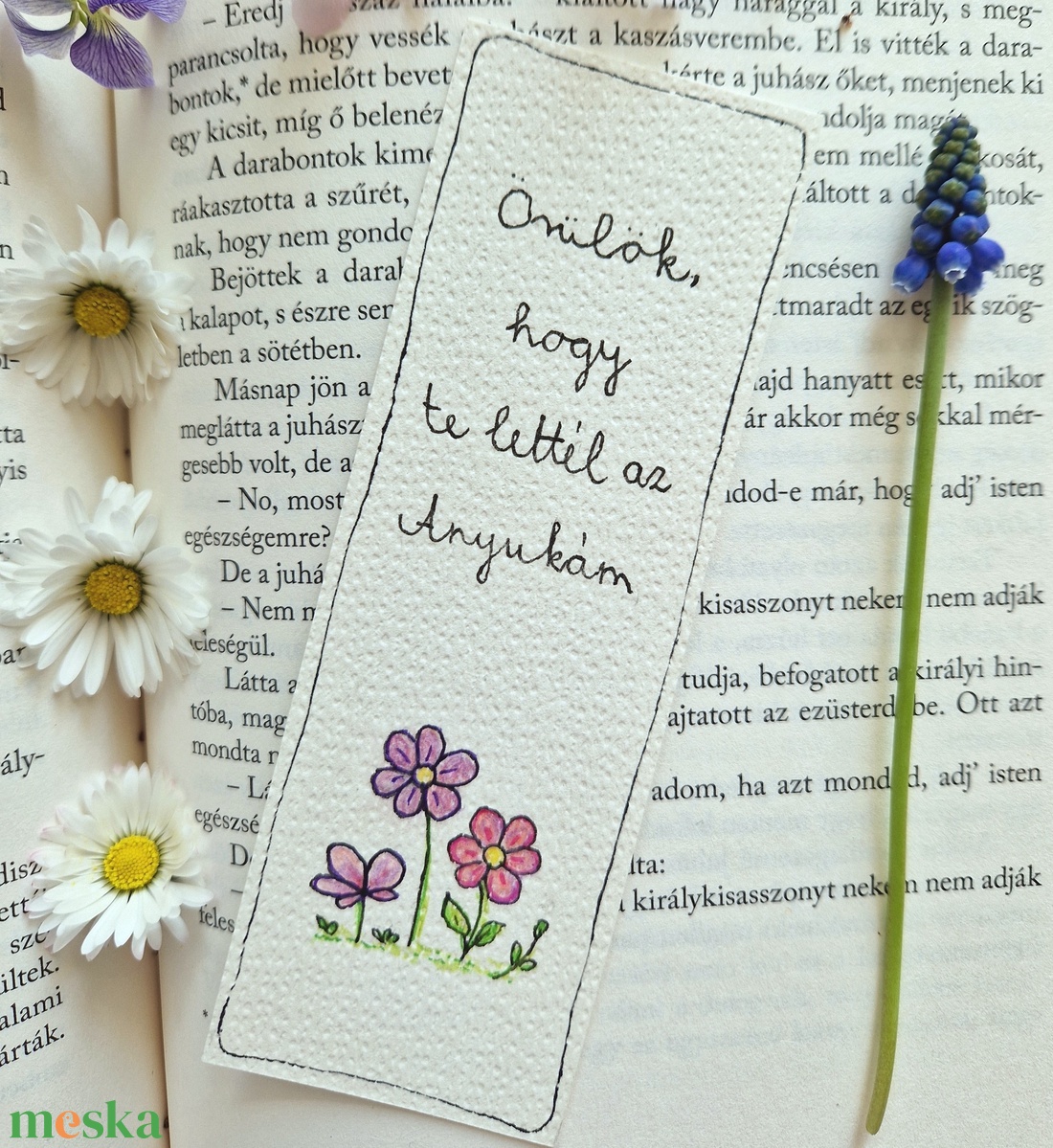 Akvarell könyvjelző - Örülök, hogy te lettél az Anyukám felirattal, lila, rózsaszín virágokkal - könyv & zene - könyvjelző - Meska.hu