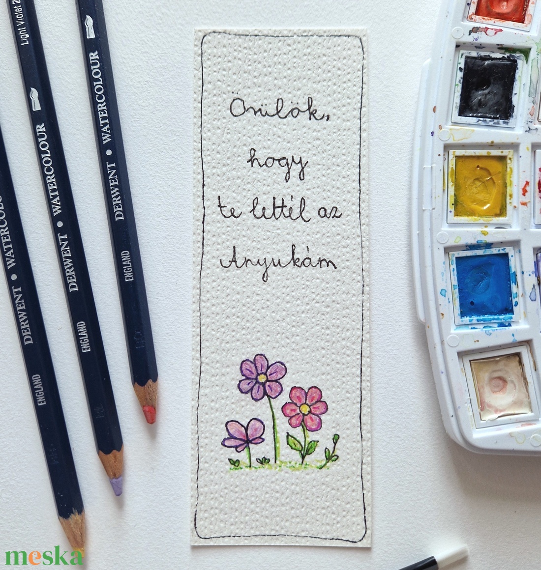 Akvarell könyvjelző - Örülök, hogy te lettél az Anyukám felirattal, lila, rózsaszín virágokkal - könyv & zene - könyvjelző - Meska.hu