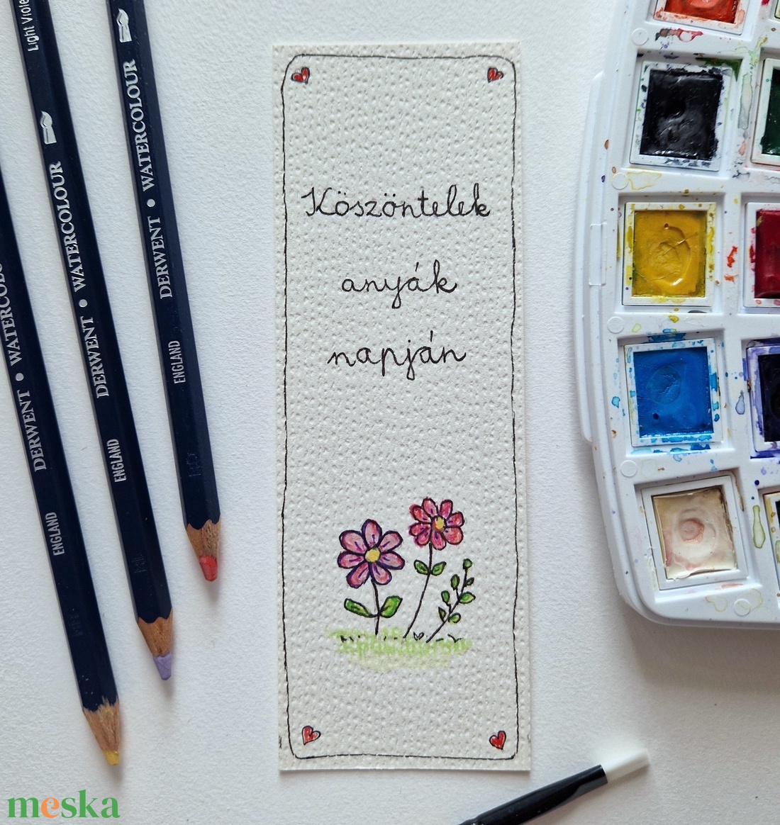 Akvarell könyvjelző - Köszöntelek Anyák napján felirattal, 2 - lila és rózsaszín virággal - könyv & zene - könyvjelző - Meska.hu