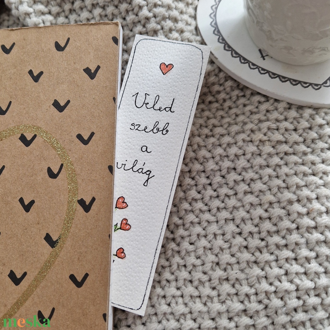 Akvarell könyvjelző - Veled szebb a világ felirattal, piros, szívecskés virággal - könyv & zene - könyvjelző - Meska.hu