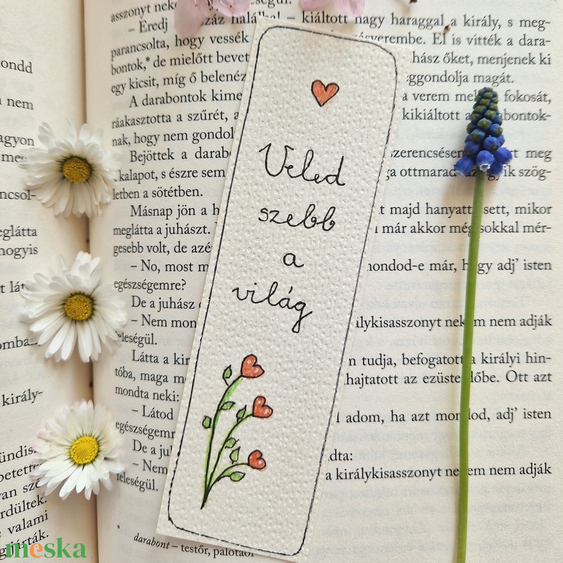 Akvarell könyvjelző - Veled szebb a világ felirattal, piros, szívecskés virággal - könyv & zene - könyvjelző - Meska.hu