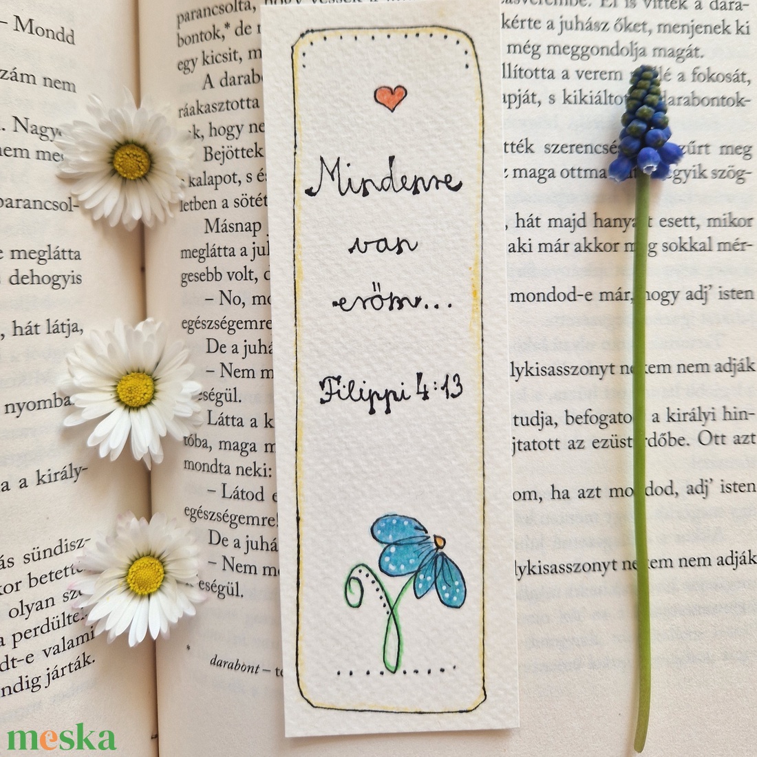 Akvarell könyvjelző - Mindenre van erőm... bibliai felirattal, kék virággal - könyv & zene - könyvjelző - Meska.hu