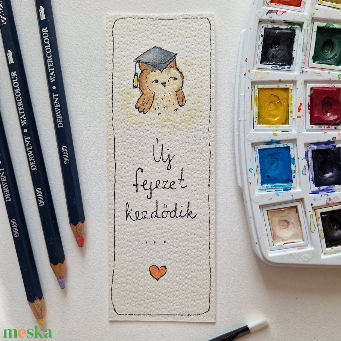 Akvarell könyvjelző - Új fejezet kezdődik... felirattal, diplomás bagoly motívummal - könyv & zene - könyvjelző - Meska.hu