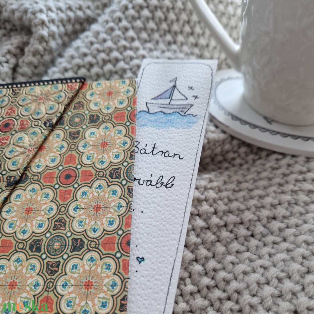 Akvarell könyvjelző - Bátran tovább felirattal, kishajó és halacskák motívumokkal - könyv & zene - könyvjelző - Meska.hu