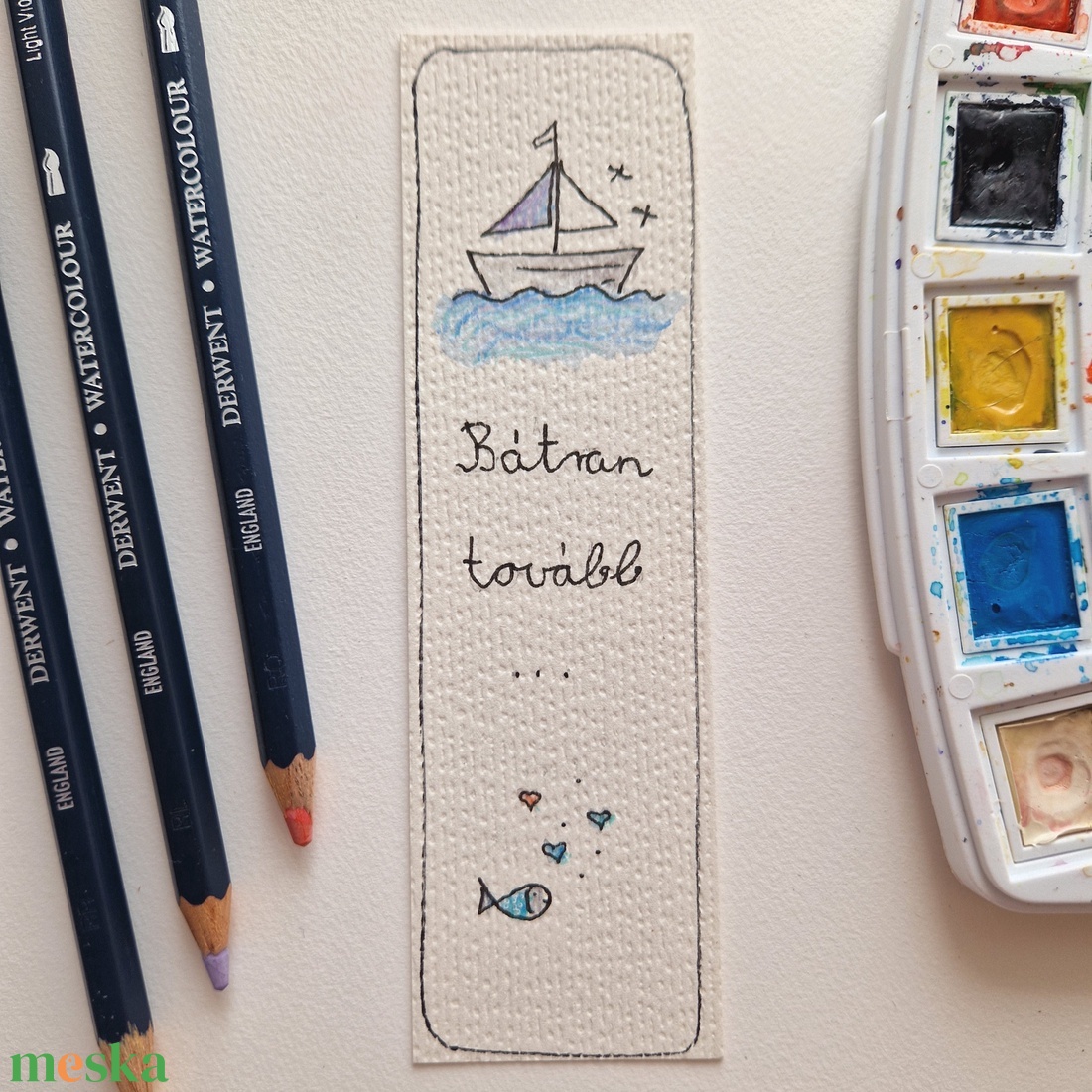 Akvarell könyvjelző - Bátran tovább felirattal, kishajó és halacskák motívumokkal - könyv & zene - könyvjelző - Meska.hu