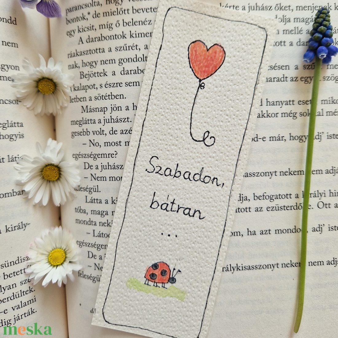 Akvarell könyvjelző - Szabadon, bátran felirattal, katicával, szívecskés léggömb motívummal - könyv & zene - könyvjelző - Meska.hu
