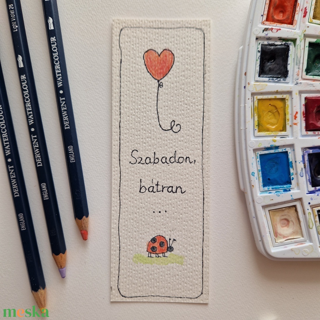 Akvarell könyvjelző - Szabadon, bátran felirattal, katicával, szívecskés léggömb motívummal - könyv & zene - könyvjelző - Meska.hu