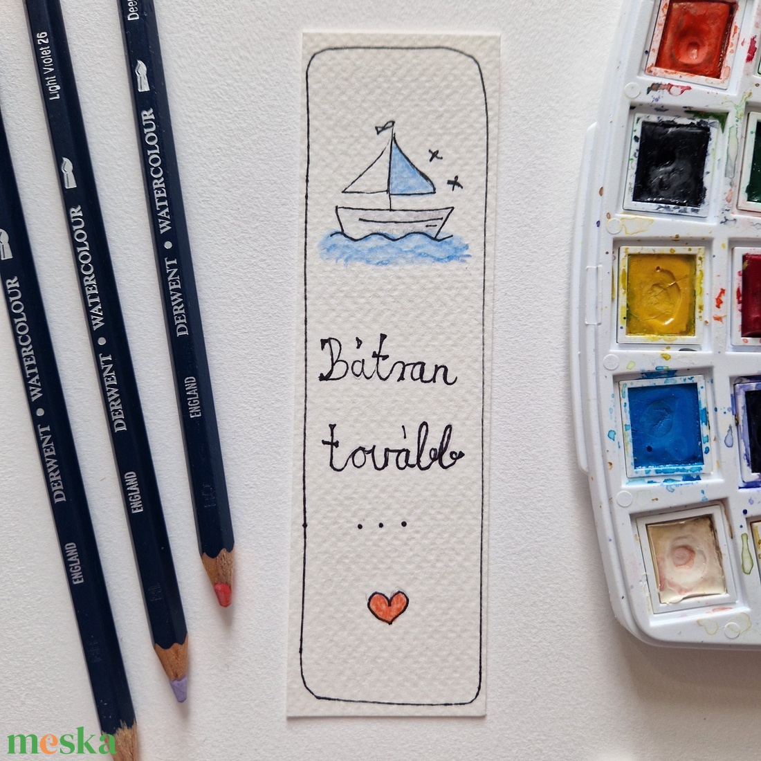 Akvarell könyvjelző - Bátran tovább felirattal, kishajó és szívecske motívumokkal - könyv & zene - könyvjelző - Meska.hu
