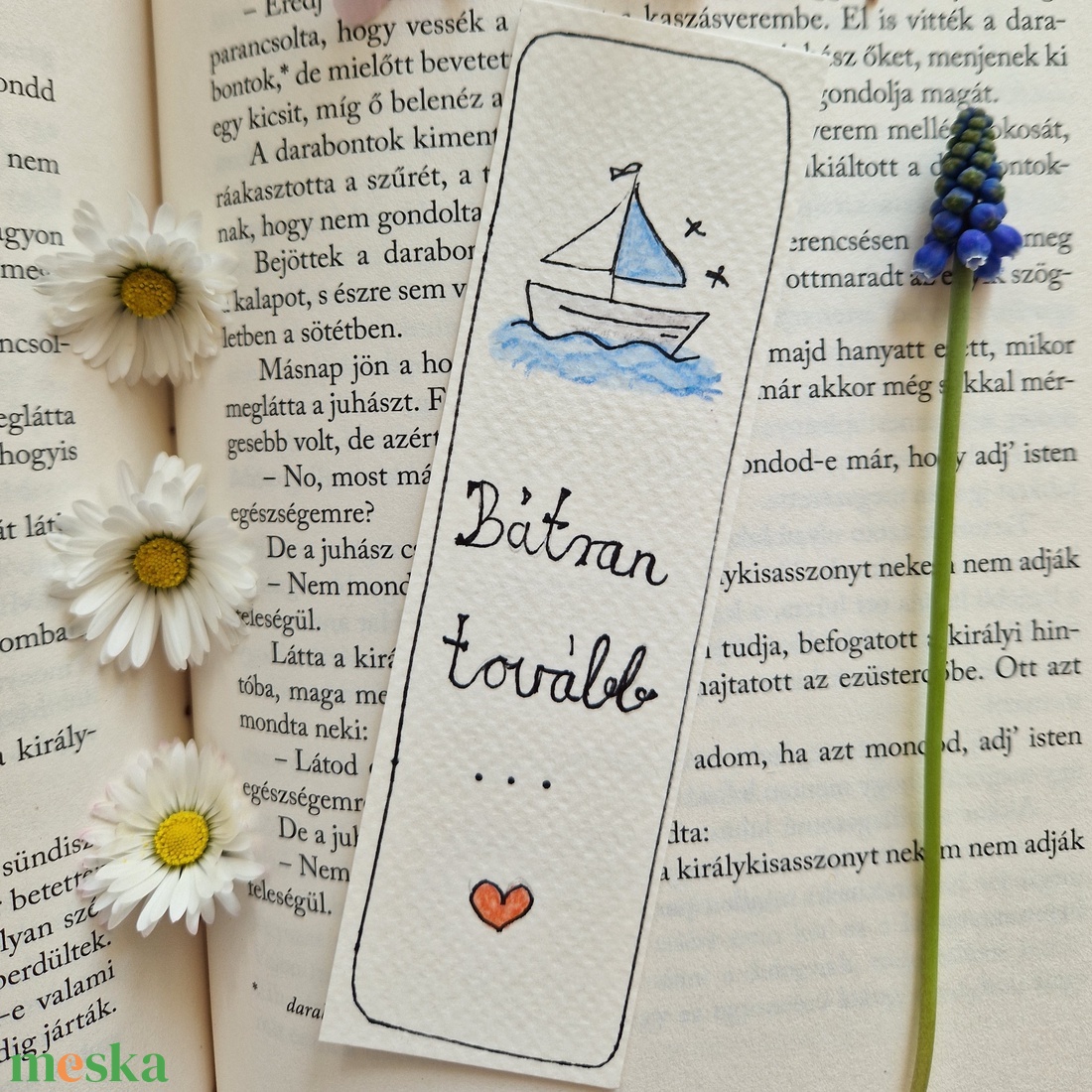 Akvarell könyvjelző - Bátran tovább felirattal, kishajó és szívecske motívumokkal - könyv & zene - könyvjelző - Meska.hu