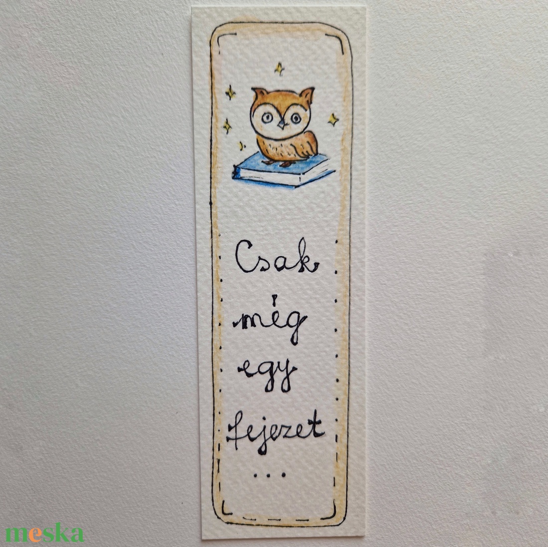 Akvarell könyvjelző - Csak még egy fejezet... felirattal, könyv és bagoly motívummal - könyv & zene - könyvjelző - Meska.hu