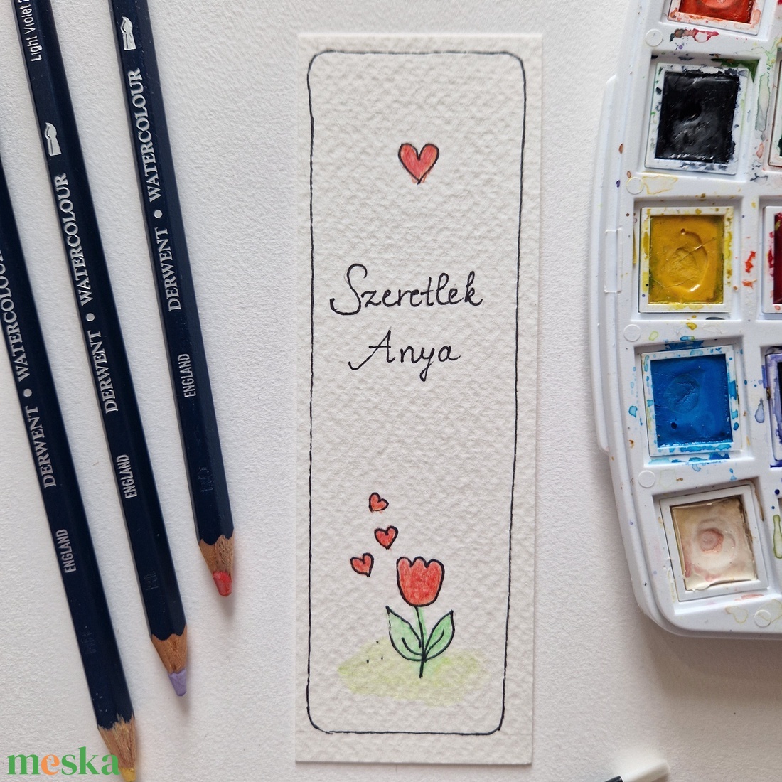 Anyák napi akvarell könyvjelző - Szeretlek Anya felirattal, piros tulipánnal, szív motívumokkal - könyv & zene - könyvjelző - Meska.hu