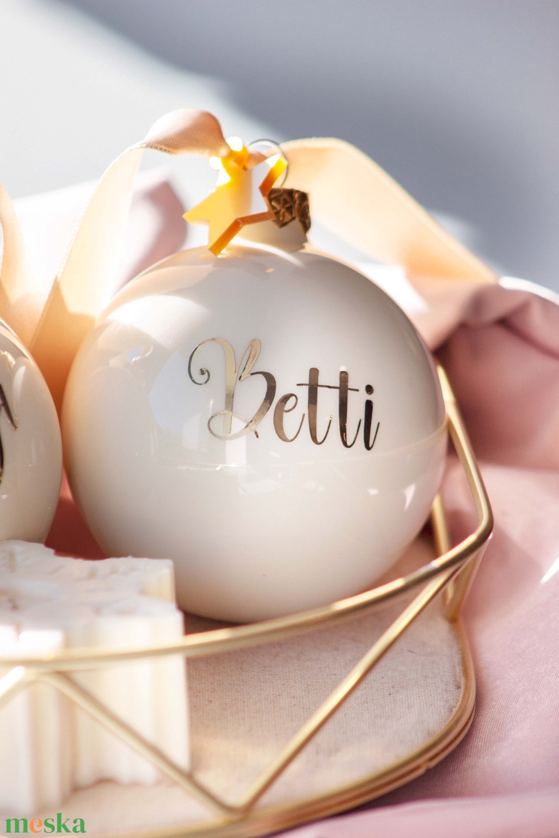 Karácsonyi feliratos üveggömb - TEJFEHÉR - karácsony - karácsonyi lakásdekoráció - karácsonyfadíszek - Meska.hu