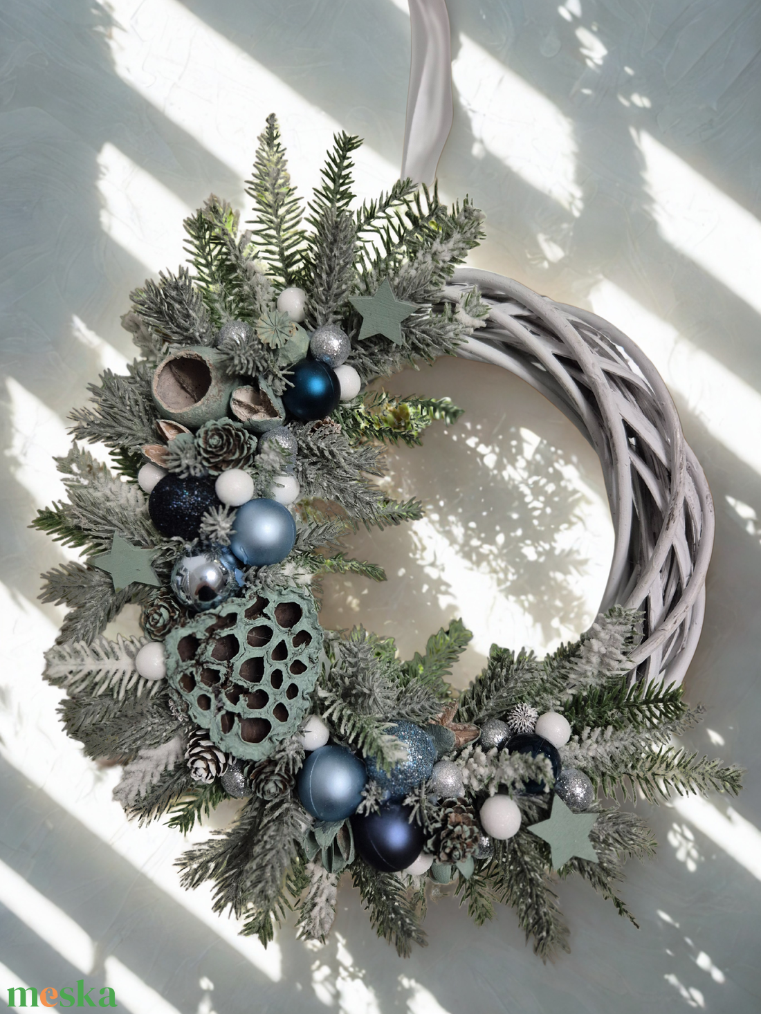 Téli elegancia kézzel készült kék karácsonyi koszorú - karácsony - adventi díszek - adventi ajtódísz - Meska.hu Téli elegancia kézzel készült kék karácsonyi koszorú - karácsony - adventi díszek - adventi ajtódísz - Meska.hu