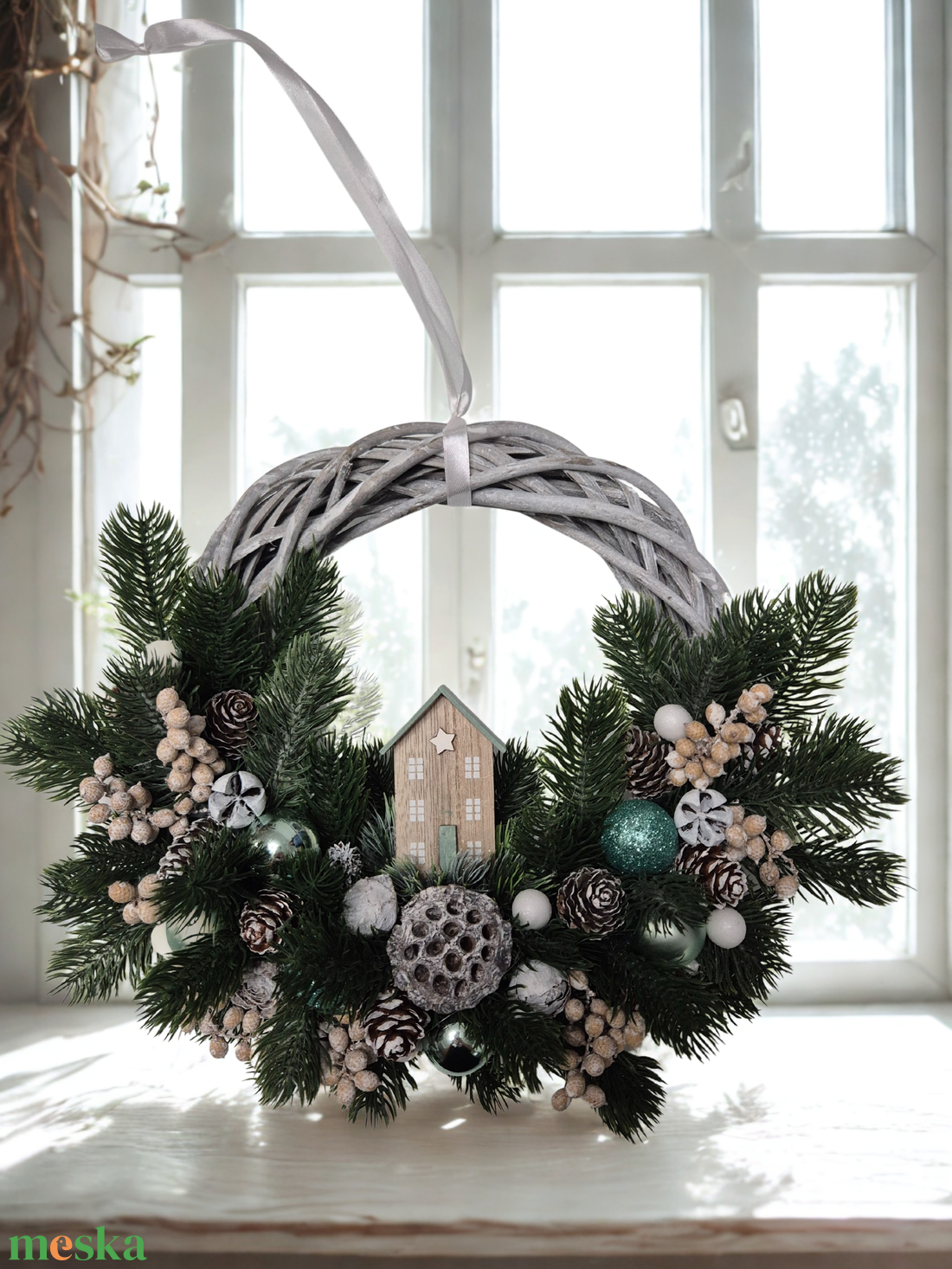 Karácsonyi természetes hatású házikós ajtódísz - karácsony - karácsonyi lakásdekoráció - karácsonyi ajtódíszek - Meska.hu