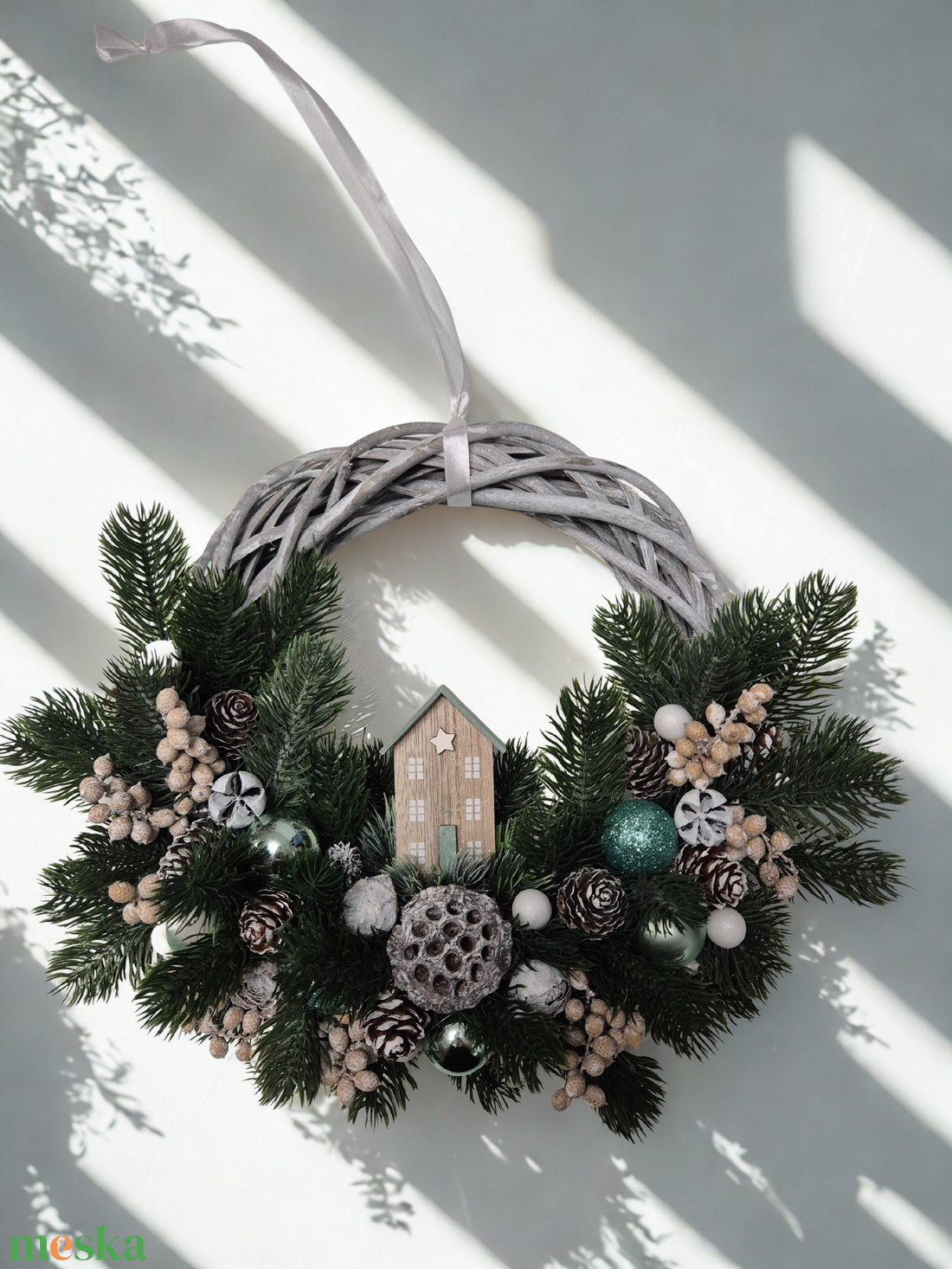 Karácsonyi természetes hatású házikós ajtódísz - karácsony - karácsonyi lakásdekoráció - karácsonyi ajtódíszek - Meska.hu