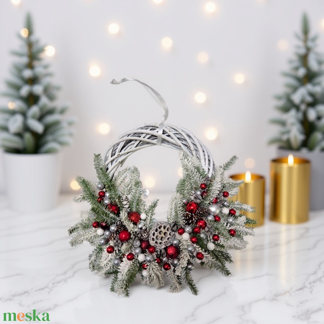 Bohókás, havas téli koszorú  fehér, piros és ezüst harmónia - karácsony - adventi díszek - adventi ajtódísz - Meska.hu