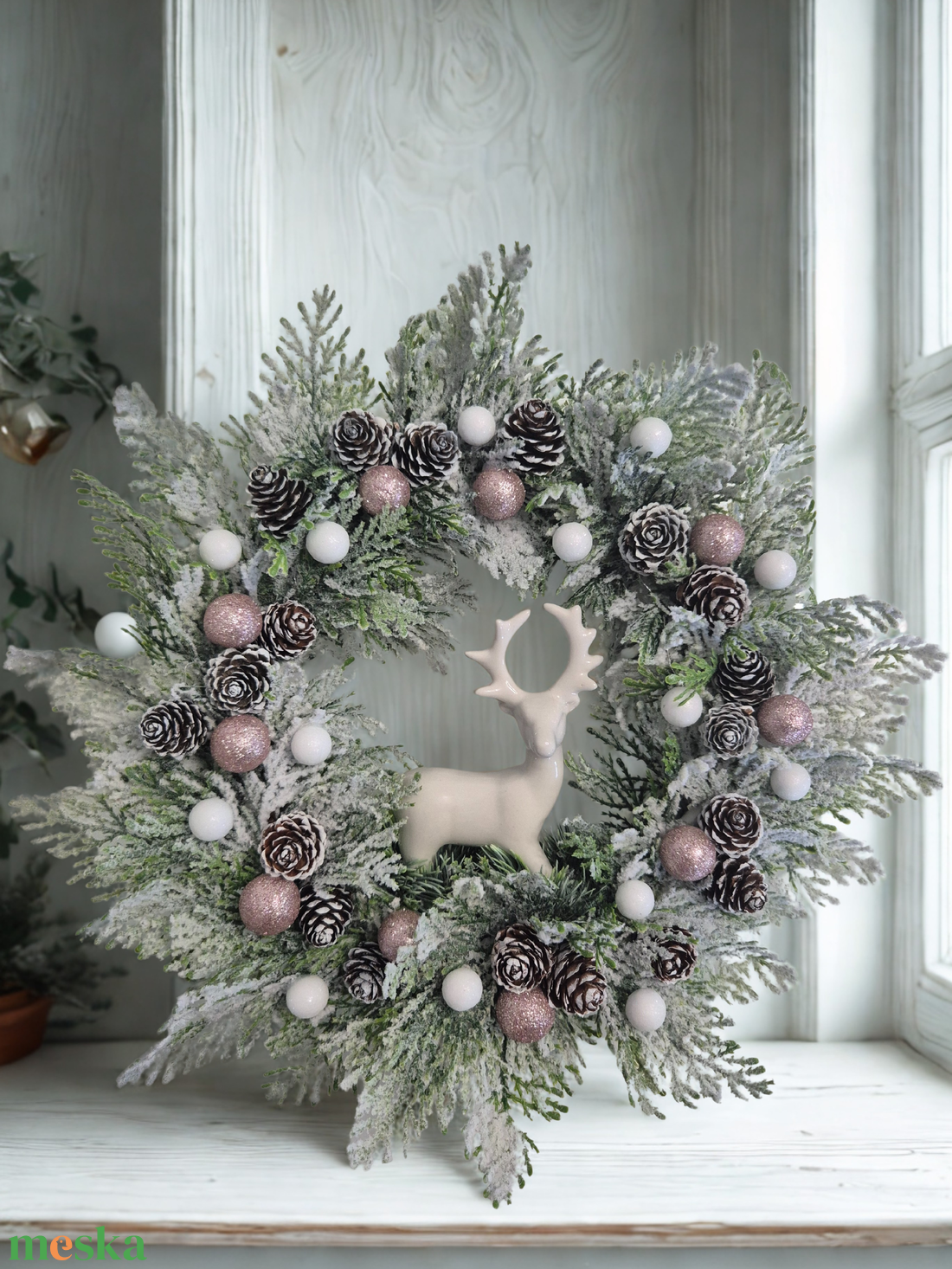 Kézműves havas karácsonyi koszorú, porcelán szarvassal (34 cm) - karácsony - adventi díszek - adventi ajtódísz - Meska.hu
