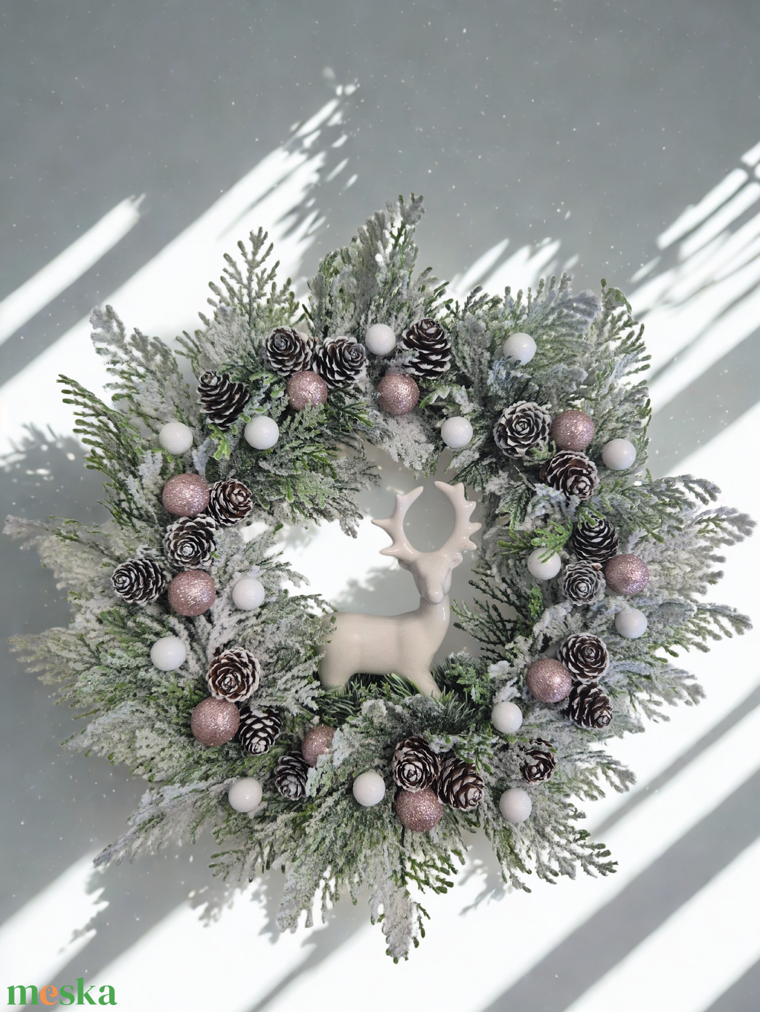 Kézműves havas karácsonyi koszorú, porcelán szarvassal (34 cm) - karácsony - adventi díszek - adventi ajtódísz - Meska.hu