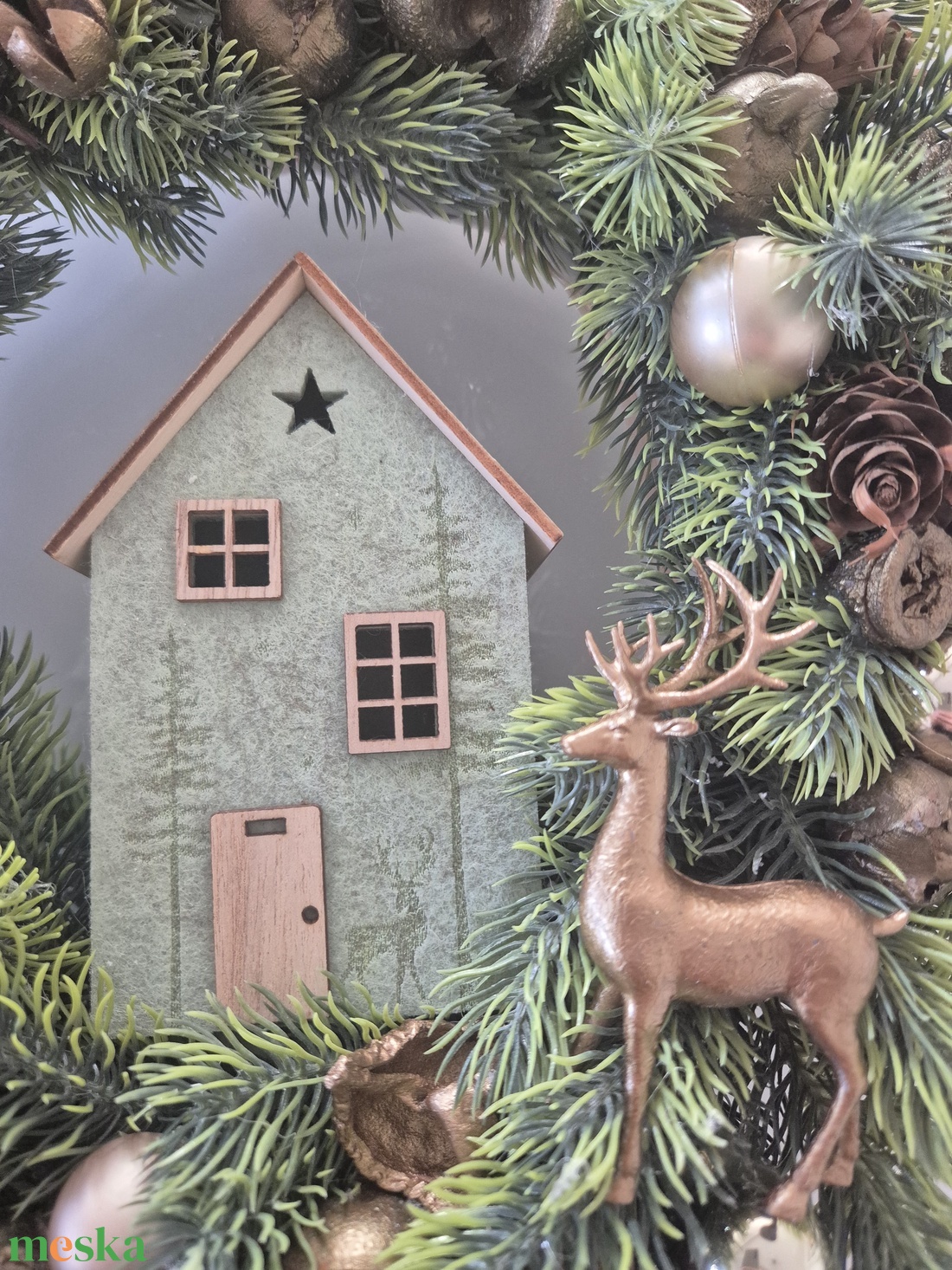 Kézzel készített bronz�arany karácsonyi koszorú házikóval és szarvassal - karácsony - adventi díszek - adventi ajtódísz - Meska.hu