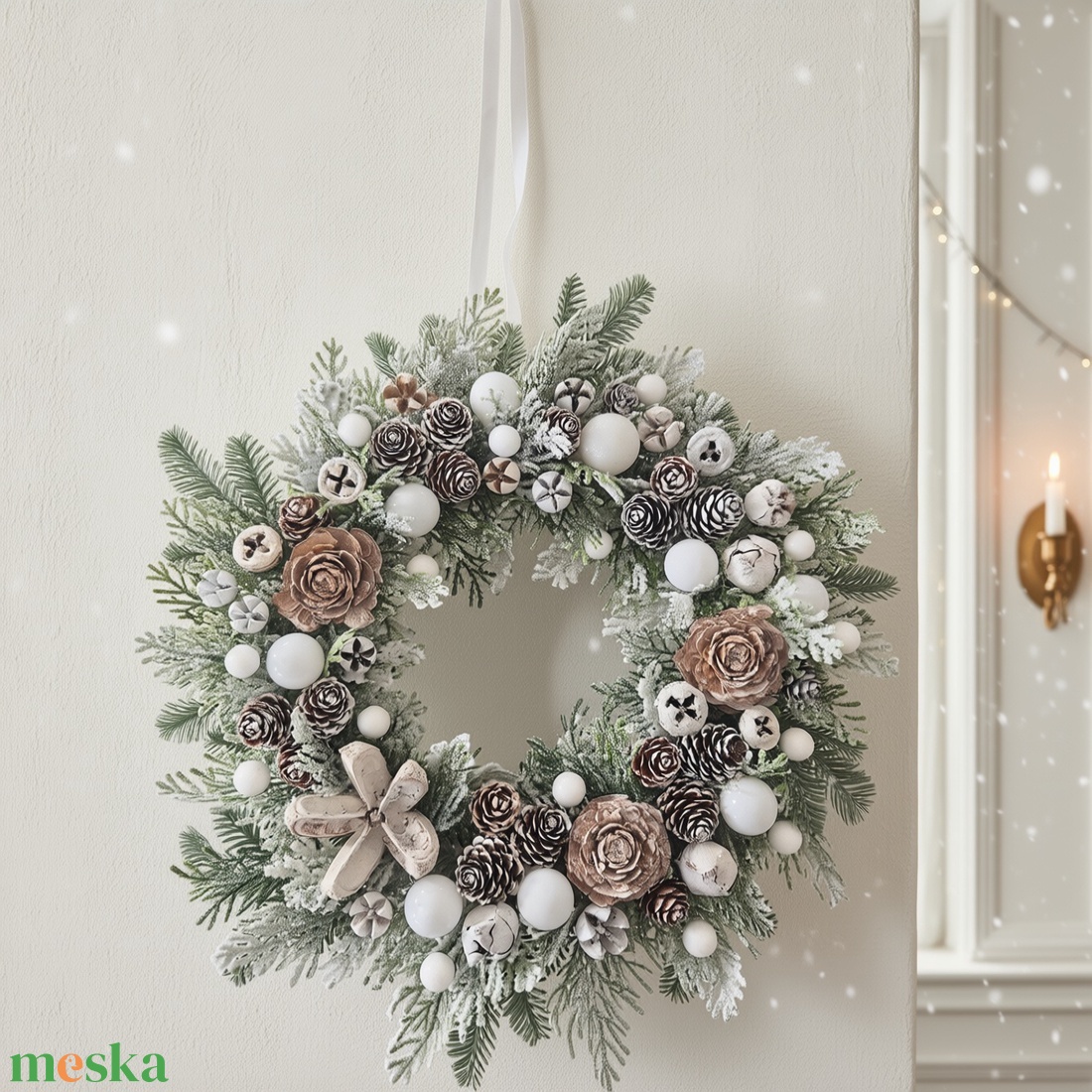 Havas hatású téli ajtódísz - természetes elegancia, havas ragyogás - karácsony - adventi díszek - adventi ajtódísz - Meska.hu