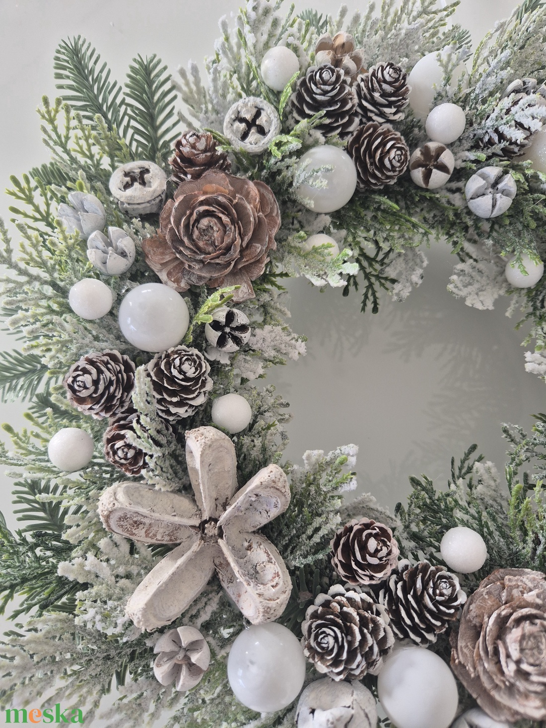 Havas hatású téli ajtódísz - természetes elegancia, havas ragyogás - karácsony - adventi díszek - adventi ajtódísz - Meska.hu