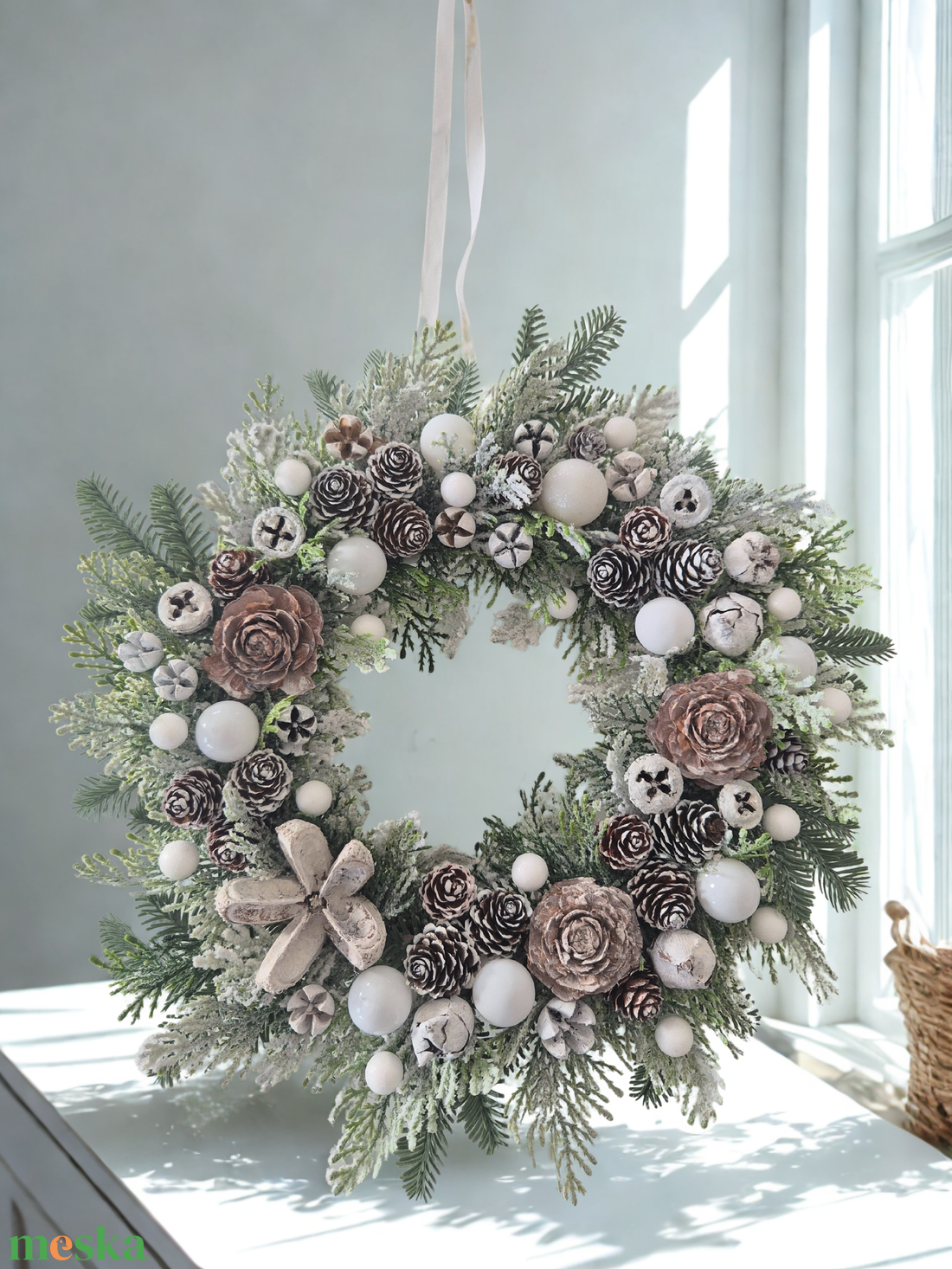 Havas hatású téli ajtódísz - természetes elegancia, havas ragyogás - karácsony - adventi díszek - adventi ajtódísz - Meska.hu