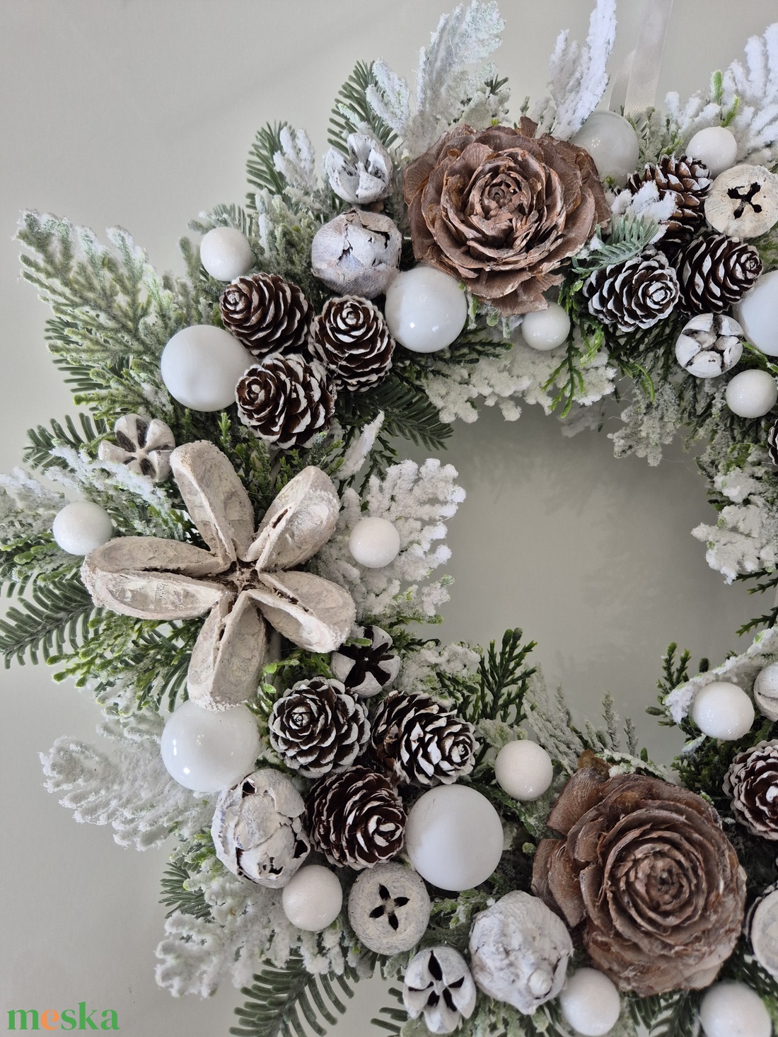 Havas hatású téli ajtódísz - természetes elegancia, havas ragyogás - karácsony - adventi díszek - adventi ajtódísz - Meska.hu