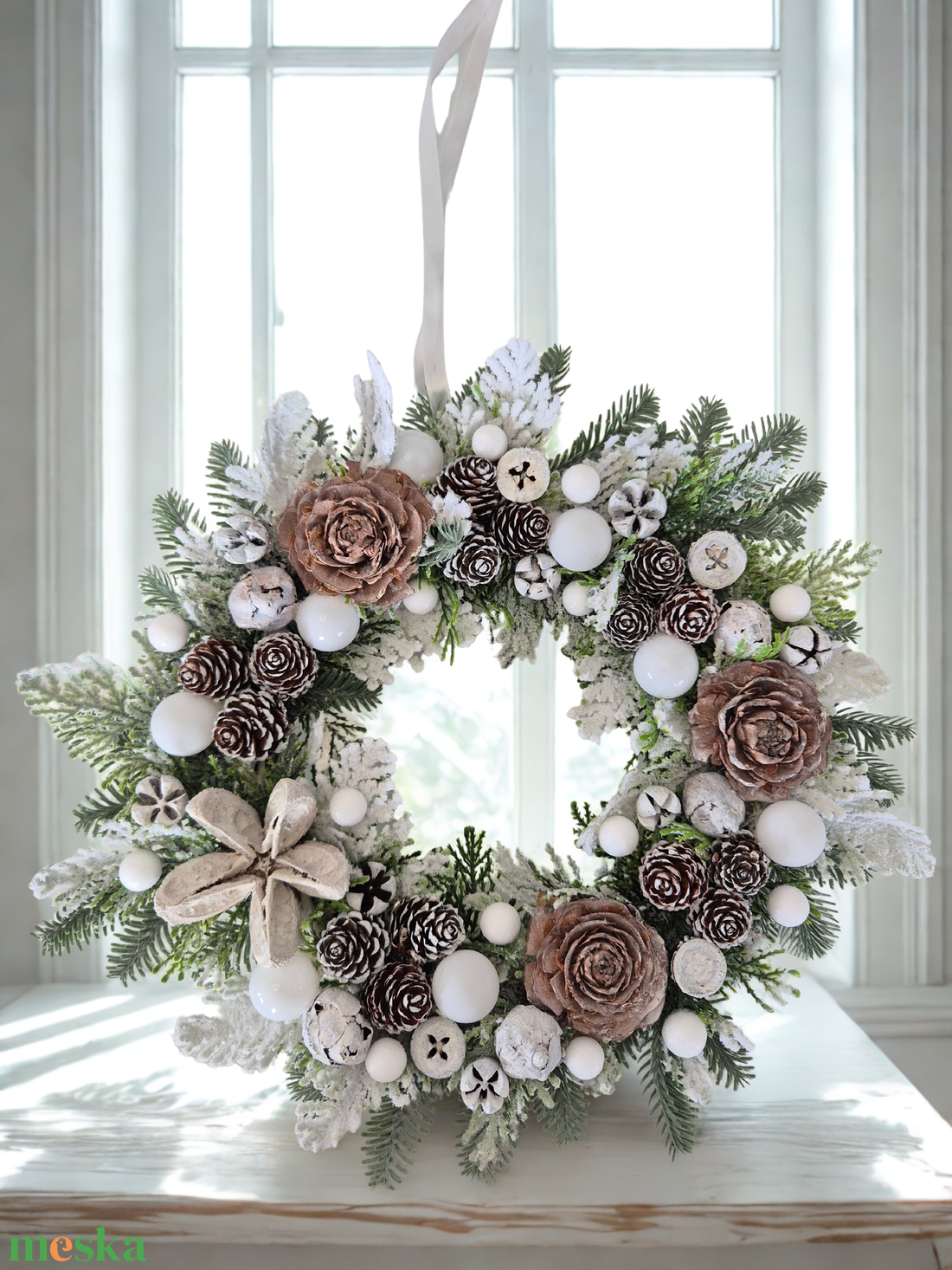 Havas hatású téli ajtódísz - természetes elegancia, havas ragyogás - karácsony - adventi díszek - adventi ajtódísz - Meska.hu