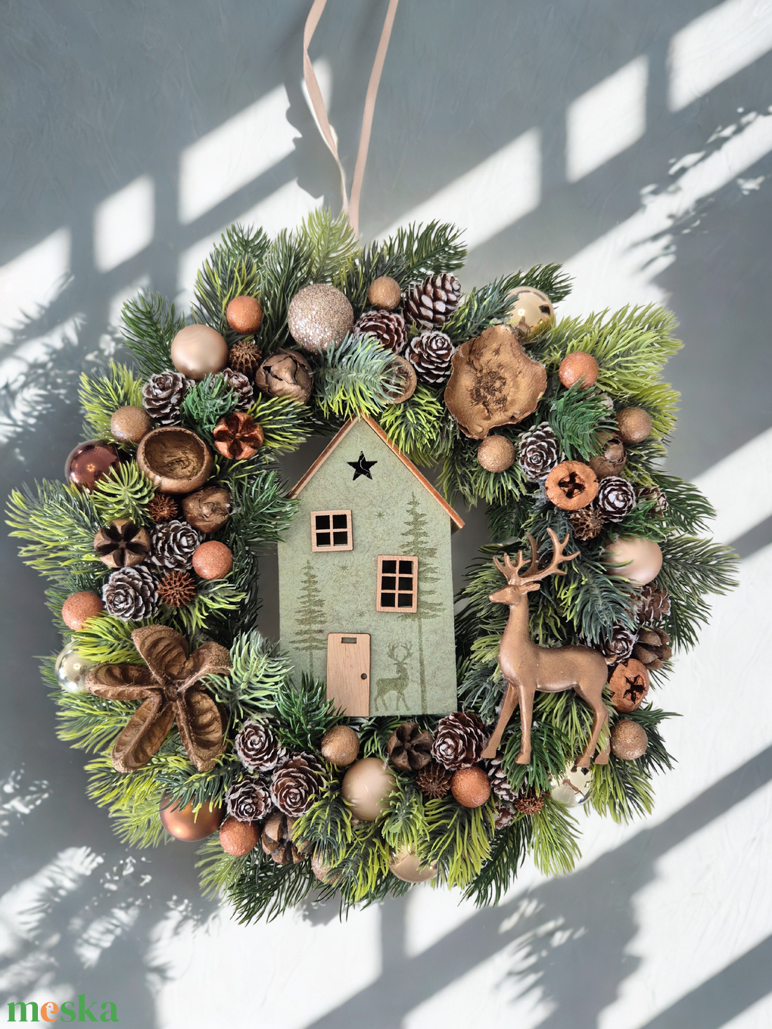 Kézzel készített bronzarany karácsonyi koszorú házikóval és szarvassal - karácsony - adventi díszek - adventi ajtódísz - Meska.hu