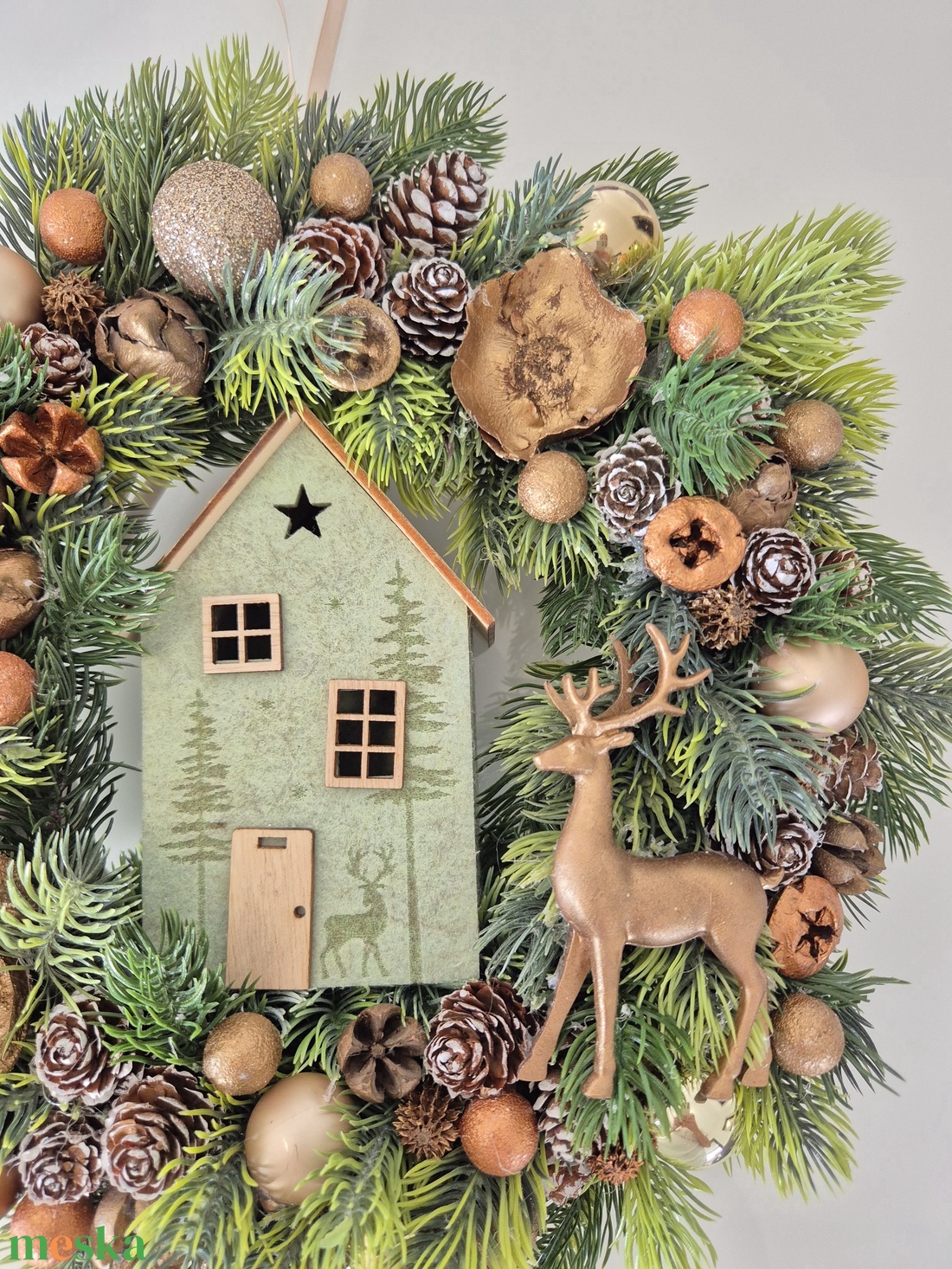 Kézzel készített bronzarany karácsonyi koszorú házikóval és szarvassal - karácsony - adventi díszek - adventi ajtódísz - Meska.hu
