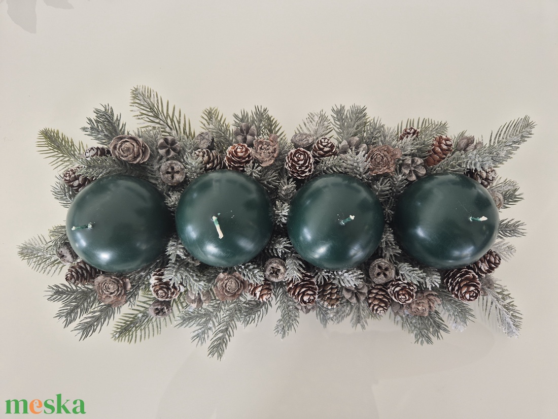 Kendekor természetes hatású adventi asztaldísz � zöld gyertyás, havas fenyős koszorú - karácsony - adventi díszek - adventi asztaldísz - Meska.hu