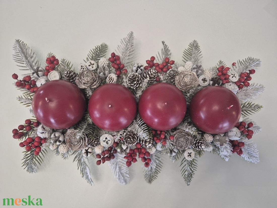 Kendekor természetes hatású adventi asztaldísz  bordó gyertyás, havas fenyős koszorú - karácsony - adventi díszek - adventi asztaldísz - Meska.hu