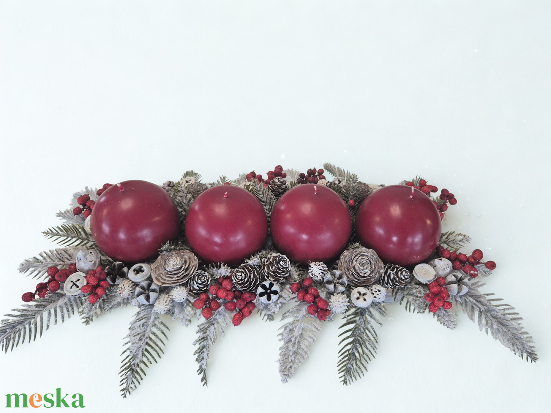 Kendekor természetes hatású adventi asztaldísz  bordó gyertyás, havas fenyős koszorú - karácsony - adventi díszek - adventi asztaldísz - Meska.hu