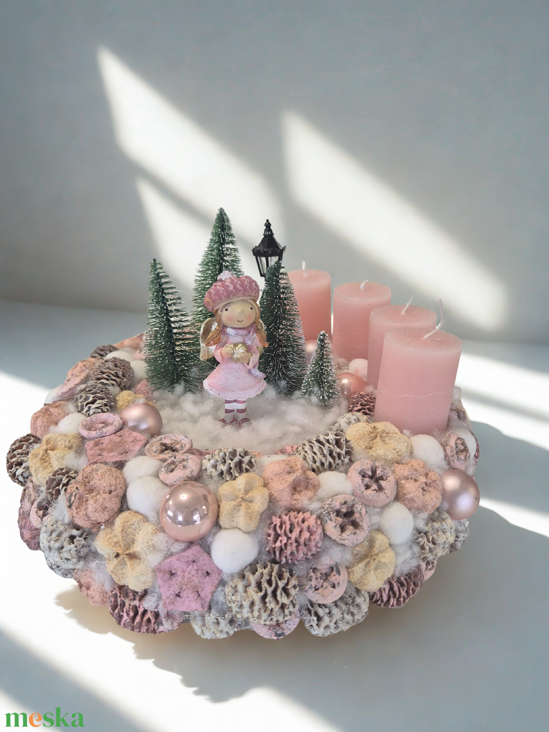 Rózsaszínpasztell adventi kézműves koszorú angyallal - karácsony - adventi díszek - adventi ajtódísz - Meska.hu