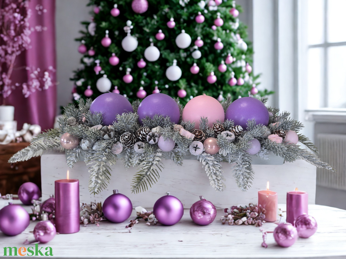 Kendekor természetes hatású adventi asztaldísz  lila-rózsaszín gyertyás, havas fenyős koszorú - karácsony - adventi díszek - adventi asztaldísz - Meska.hu