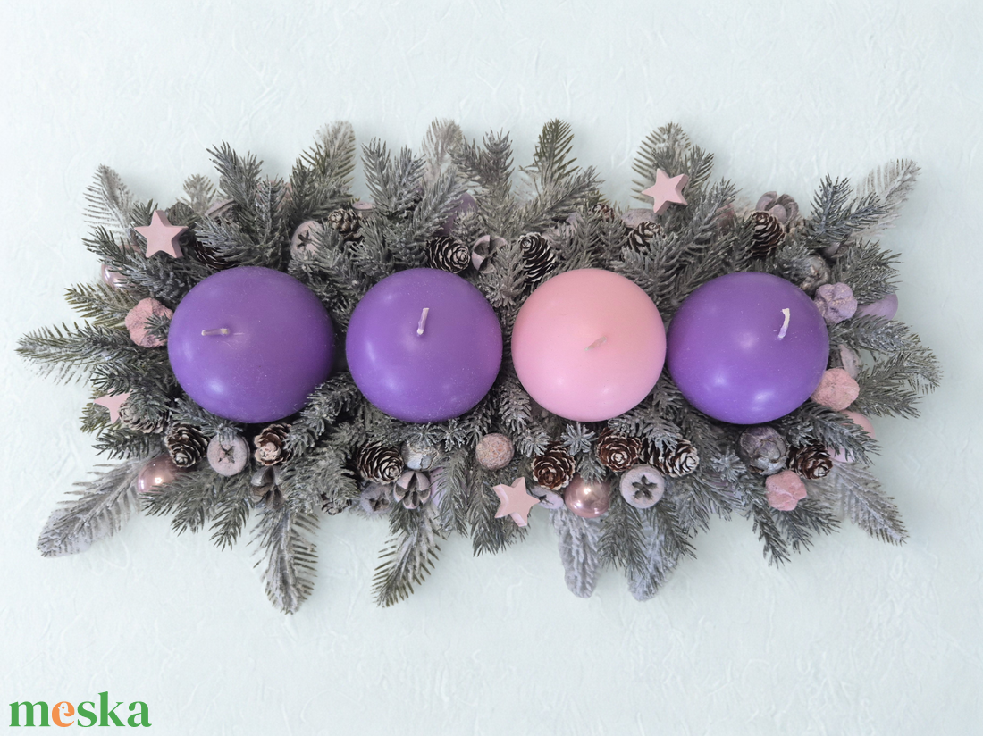 Kendekor természetes hatású adventi asztaldísz  lila-rózsaszín gyertyás, havas fenyős koszorú - karácsony - adventi díszek - adventi asztaldísz - Meska.hu