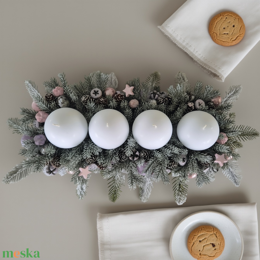 Kendekor természetes hatású adventi asztaldísz  hófehér kerek gyertyás, havas fenyős koszorú - karácsony - adventi díszek - adventi asztaldísz - Meska.hu