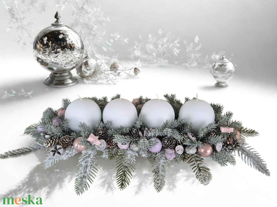 Kendekor természetes hatású adventi asztaldísz  hófehér kerek gyertyás, havas fenyős koszorú - karácsony - adventi díszek - adventi asztaldísz - Meska.hu