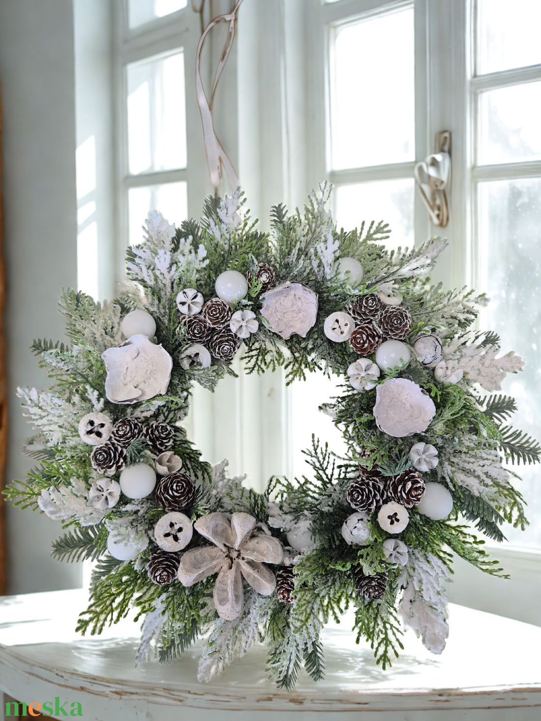 Havas hatású téli ajtódísz - természetes elegancia, havas ragyogás - karácsony - adventi díszek - adventi ajtódísz - Meska.hu