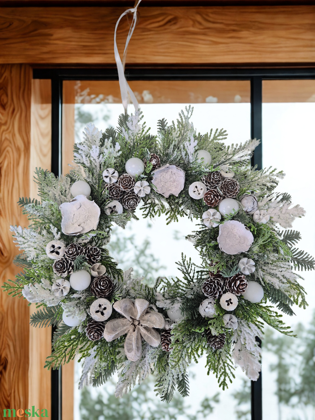 Havas hatású téli ajtódísz - természetes elegancia, havas ragyogás - karácsony - adventi díszek - adventi ajtódísz - Meska.hu