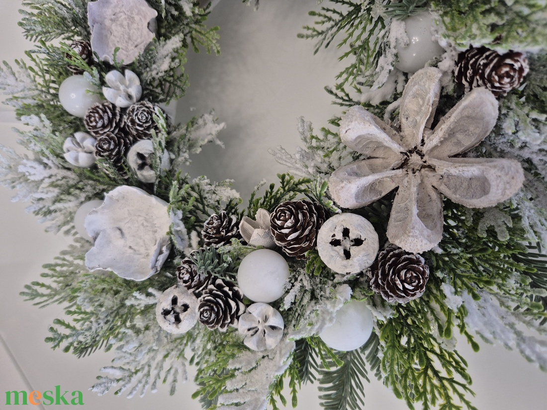 Havas hatású téli ajtódísz - természetes elegancia, havas ragyogás - karácsony - adventi díszek - adventi ajtódísz - Meska.hu