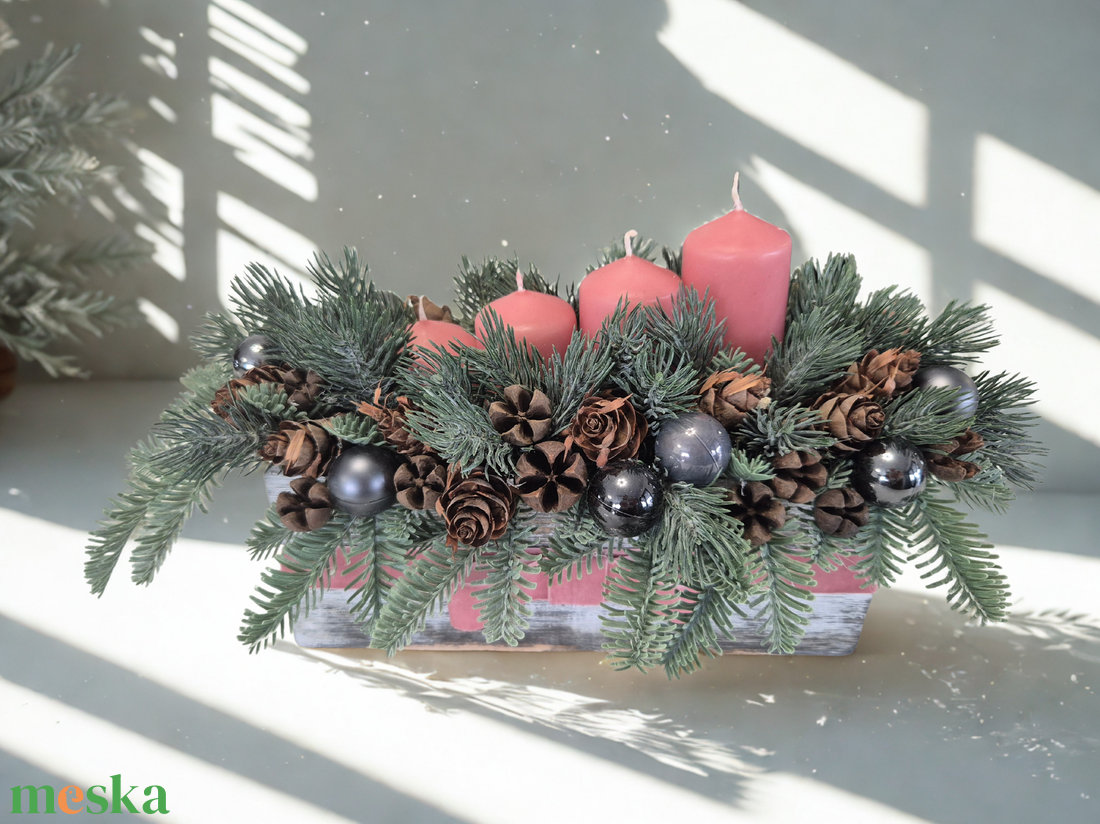 Adventi asztaldísz  rózsaszín gyertyák, elegáns grafit színű díszek - karácsony - adventi díszek - adventi asztaldísz - Meska.hu