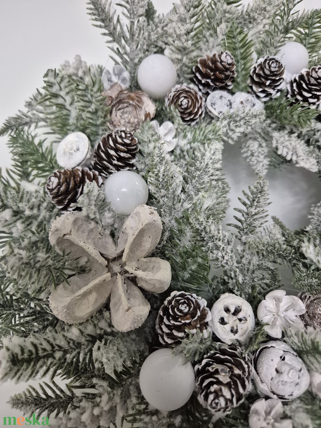 Havas hatású téli ajtódísz - természetes elegancia, havas ragyogás - karácsony - adventi díszek - adventi ajtódísz - Meska.hu