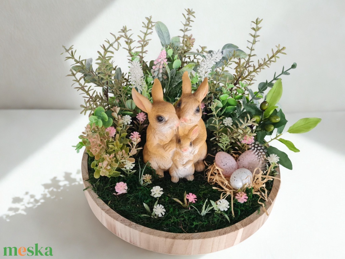 Húsvéti asztaldísz nyuszi családdal � tavaszi dekoráció fa tálban - otthon & életmód - dekoráció - asztal és polc dekoráció - asztaldísz - Meska.hu