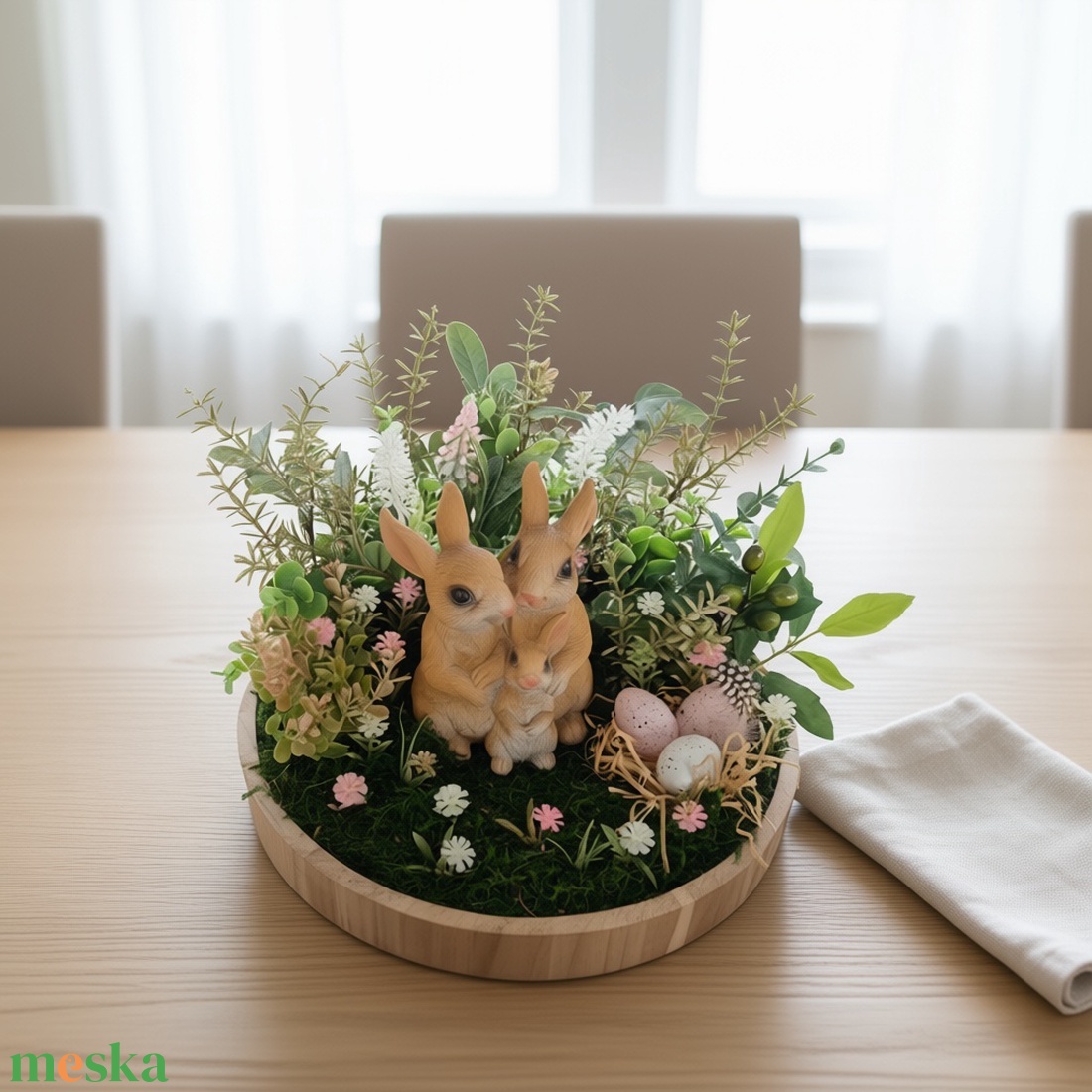 Húsvéti asztaldísz nyuszi családdal � természetes hatású, kézzel készült dekoráció fa tálban - ünnepi díszek, dekorációk - húsvéti díszek és dekorációk - húsvéti virágos díszek - Meska.hu