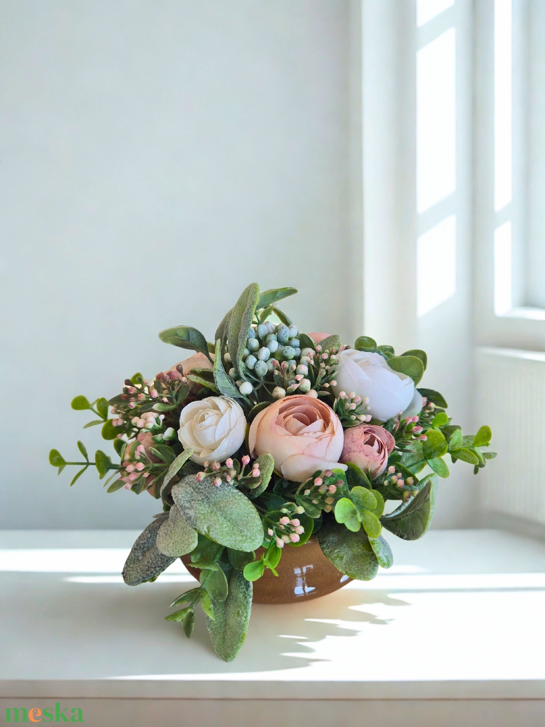 Romantikus virágos asztaldísz pasztell árnyalatokkal � elegáns, gondozásmentes dekoráció - otthon & életmód - virágdekoráció - virágdíszek - asztali virágdísz - Meska.hu