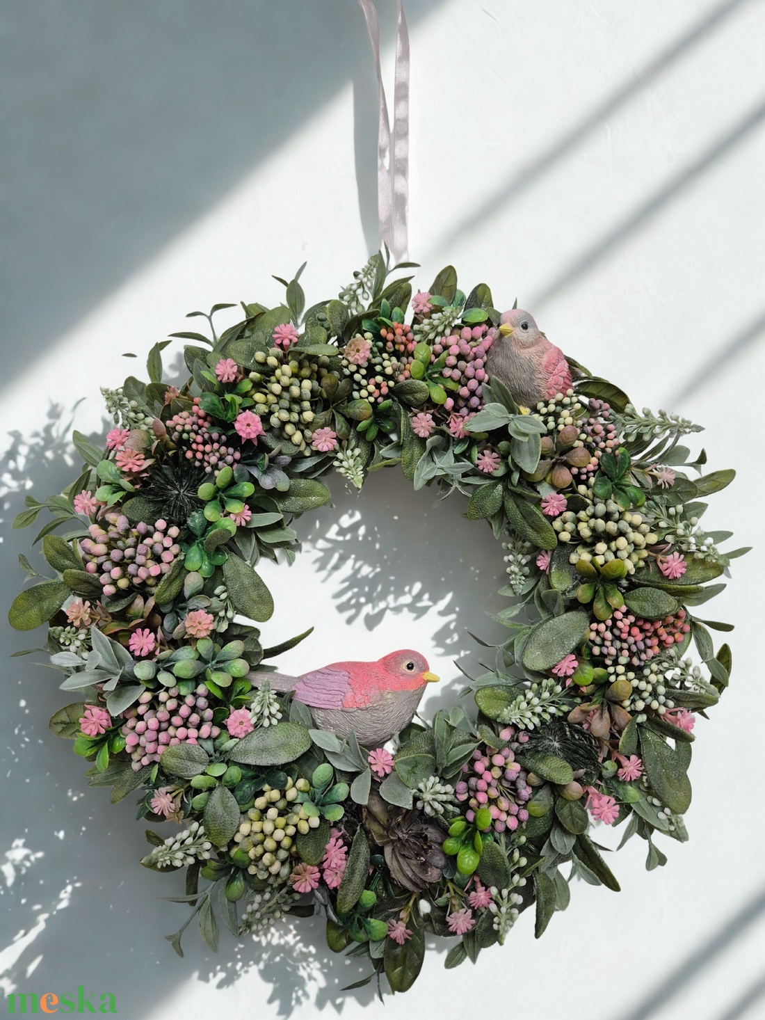 Bogyós tavaszi koszorú - kismadarakkal, természetes hatású  - otthon & életmód - dekoráció - ajtó- és ablak dekoráció - ajtódísz & kopogtató - Meska.hu