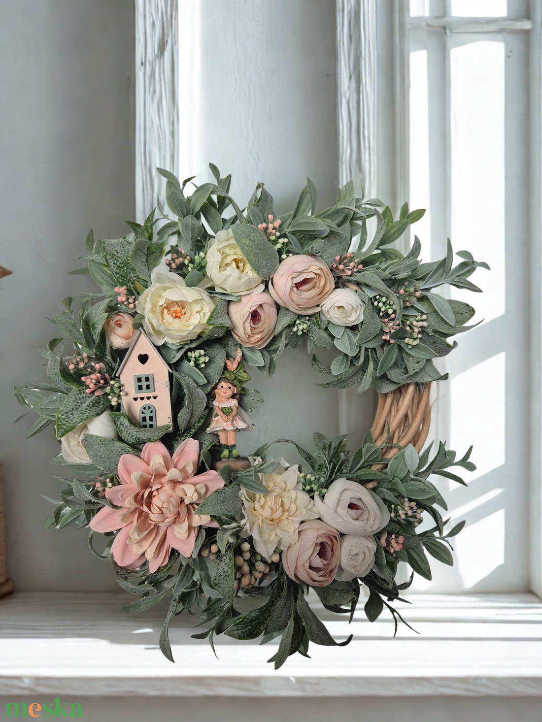 Virágos tavaszi koszorú - tündérrel és házikóval, természetes hatású  - otthon & életmód - dekoráció - ajtó- és ablak dekoráció - ajtódísz & kopogtató - Meska.hu